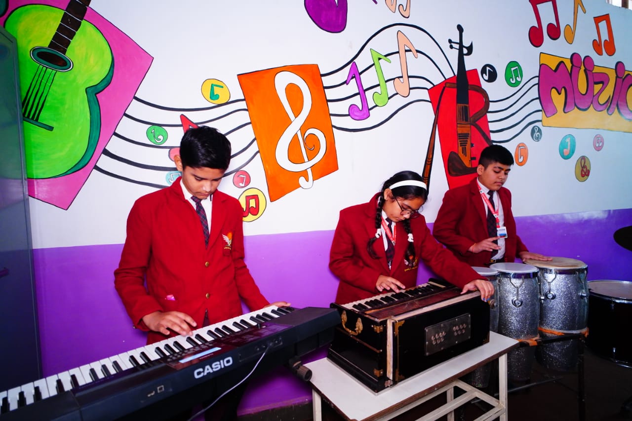 GK Heritage School, Shivpuri Playing Music Instruments at Modern Music Lab